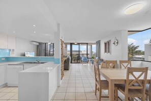 Interior - Salty Breeze - Rooftop Terrace & Jacuzzi (Marcoola)