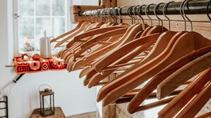 A wooden wall with a clothes drying rack. - Gasthaus Hirsch (Wangen im Allgäu)