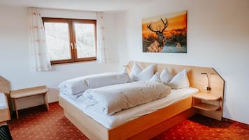 Basic-Dreibettzimmer | Allergikerbettwaren, Schreibtisch, kostenloses WLAN, BettwÀsche