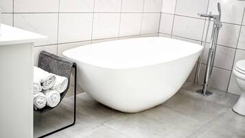 Baignoire, sĂšche-cheveux, serviettes fournies, savon