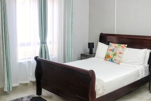 2 bedrooms, desk, WiFi, bed sheets