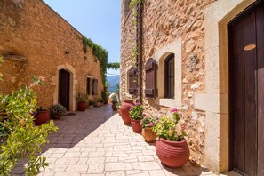 Property grounds - 65 m one Bedroom Maisonette With Roof Access and Valet Mountain and sea View (Apokoronas)