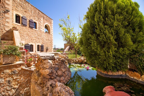 Property grounds - 85m one Bedroom Maisonette With Roof Access and 360 Panoramic View (Apokoronas)