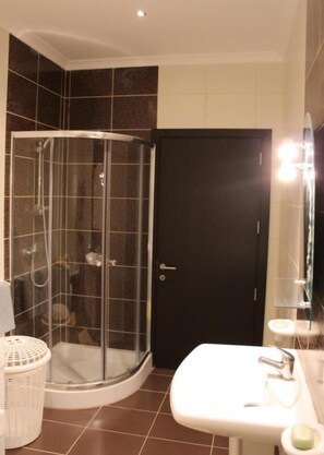 Apartment, 2 Schlafzimmer, barrierefrei, Balkon | Badezimmer