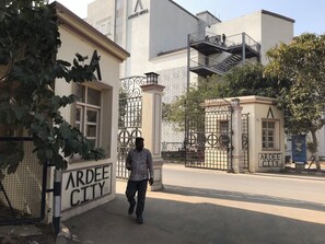 Apartment, 2 Bedrooms, Smoking, Balcony | Property entrance