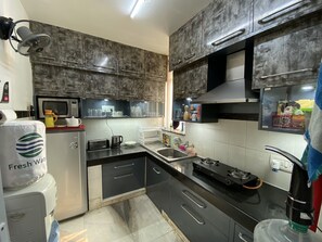 Apartamento, 2 habitaciones, fumadores, balcón | Cocina privada | Cafetera o tetera, hervidor eléctrico y mesa de comedor