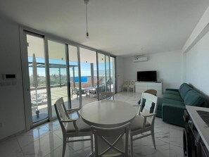 Apartamento, 3 quartos, piscina particular | Sala de estar