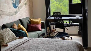 Departamento, balcón, vista a la montaña | Área de sala de estar