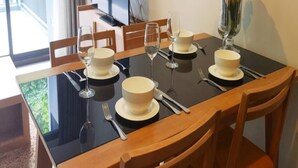 Appartamento, 2 camere da letto, balcone, vista piscina | Sala da pranzo