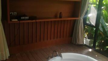 Condo, Multiple Bedrooms, Accessible, Smoking | Bathroom amenities