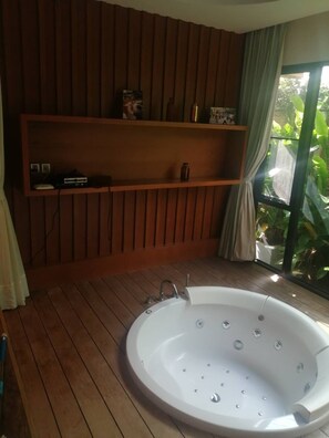 Bathroom amenities - Luxury Amazing Jacuzzi Suite (Hang Dong)