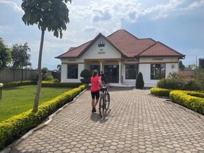 Parking - Room in B&B - Nice Rooms, Unbeatable Prices (Muhoza)