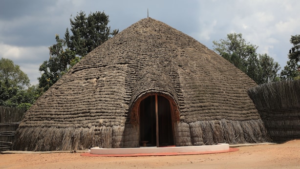 A traditional thatched hut with a central doorway and a small porch area. - Room in B&B - Nice Rooms, Unbeatable Prices (Muhoza)