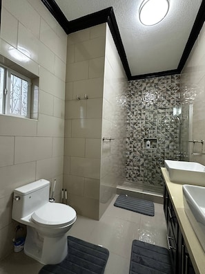 Apartment, 2 Bedrooms, Balcony, Garden View | Bathroom