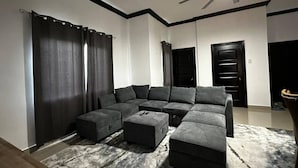 Departamento, 2 habitaciones, balcón, vista al jardín | Área de sala de estar