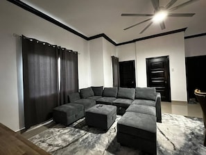 Apartment, 2 Schlafzimmer, Balkon, Gartenblick | Wohnbereich