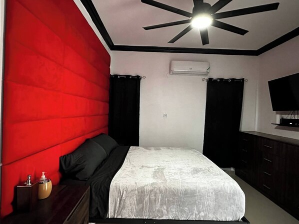 Room - Luxury Living- Modern - Contemporary Home With Brand New Pool in Manor Park (Kingston)