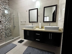 Apartment, 2 Schlafzimmer, Balkon, Gartenblick | Badezimmer