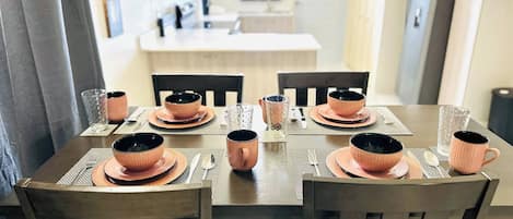 Bungalow, 2 Bedrooms, Patio, Mountain View | Dining room