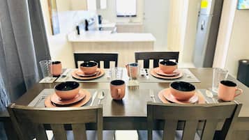 Bangalô, 2 quartos, varanda, vista para a montanha | Sala de jantar