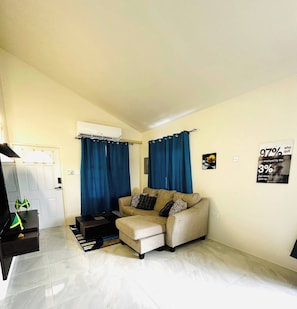 Bungalow, 2 Bedrooms, Patio, Mountain View | Living room