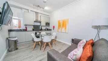 Apartment, 1 Bedroom, City View | Living area