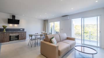 120-cm Smart TV with satellite channels, TV