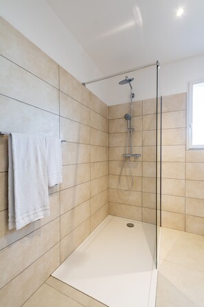 Douche, séchoir à cheveux, serviettes fournies, savon