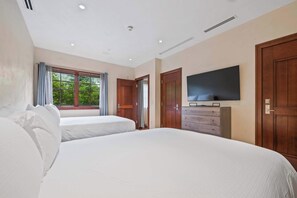 2 bedrooms, WiFi, bed sheets - Solaris 3E East - 2BR + Den (Vail)