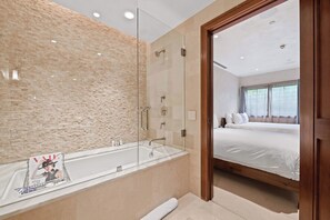 Bathtub, hair dryer, towels - Solaris 3E East - 2BR + Den (Vail)