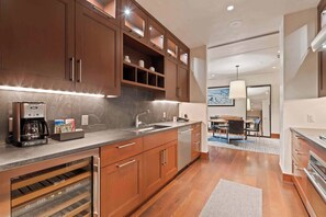 Microwave, stovetop, dishwasher, coffee/tea maker - Solaris 3E East - 2BR + Den (Vail)
