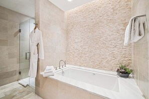Badekar, hårtørrer, håndklæder