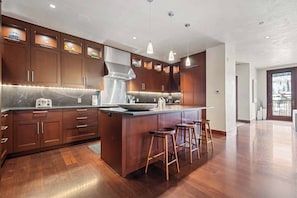 Microwave, stovetop, dishwasher, coffee/tea maker - Solaris 5A East - 4 Bedroom + Den (Vail)