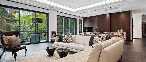 Een televisie en een open haard