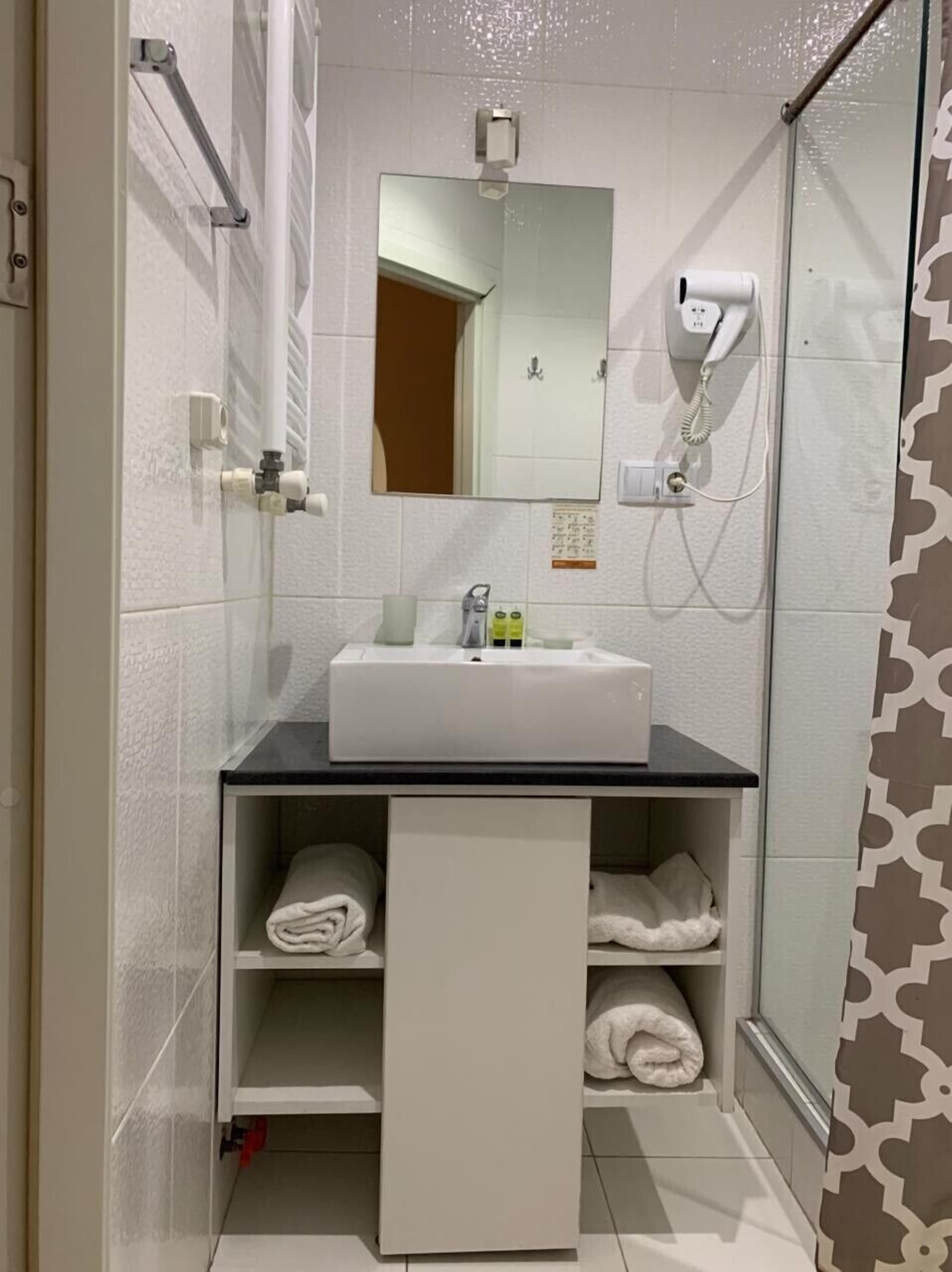 Combined shower/tub, towels