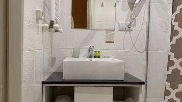 Combined shower/tub, towels