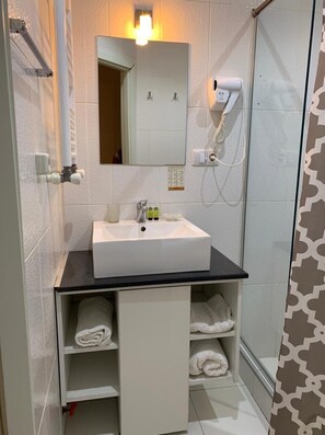 Combined shower/bathtub, towels