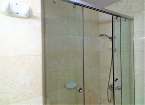 Apartment (1 Bedroom) | Bathroom | Towels - Stunning 1bedroom With Balcony in Business Bay (Dubai)