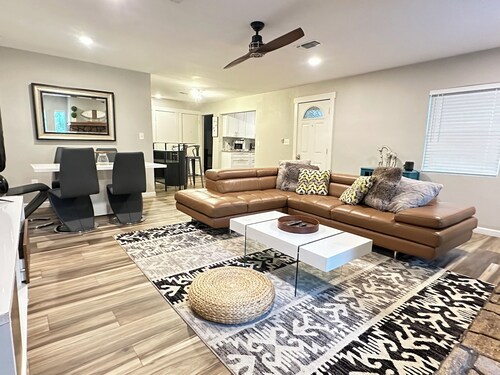 Ideal Adorable Home Rental for Large Fan Group- WALK to AT&T Sta. Free Parking