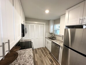 Een koelkast, een microgolfoven, een oven, een kookplaat