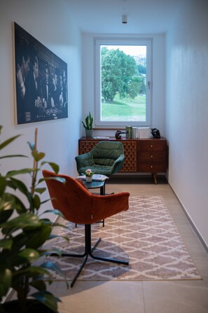 Lobby sitting area - TILL Naturhotel Self-Check-In (Satteins)