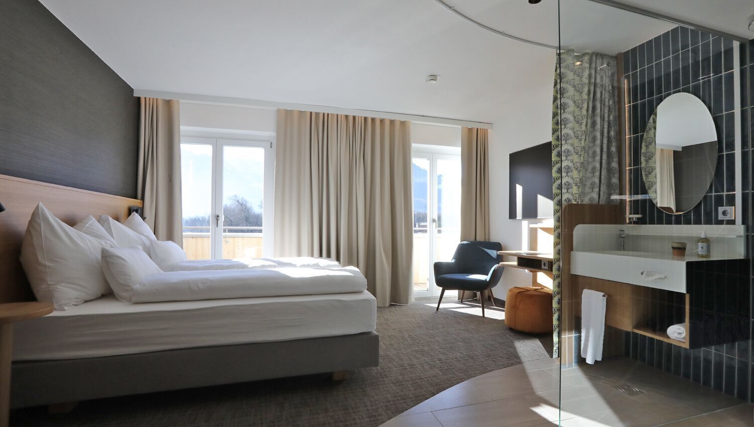 고급 침구, 메모리폼 침대, 객실 내 금고, 각각 다른 스타일의 인테리어