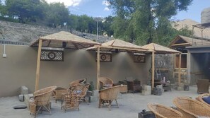 Lobby sitting area - Mountain Inn Hunza (Karimabad)