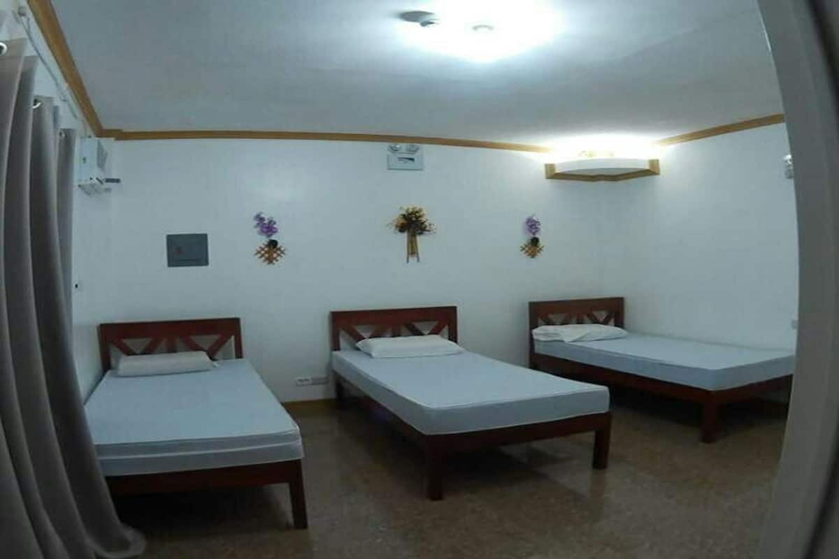 Triple Room, Garden View | Desk, blackout drapes, soundproofing, iron/ironing board