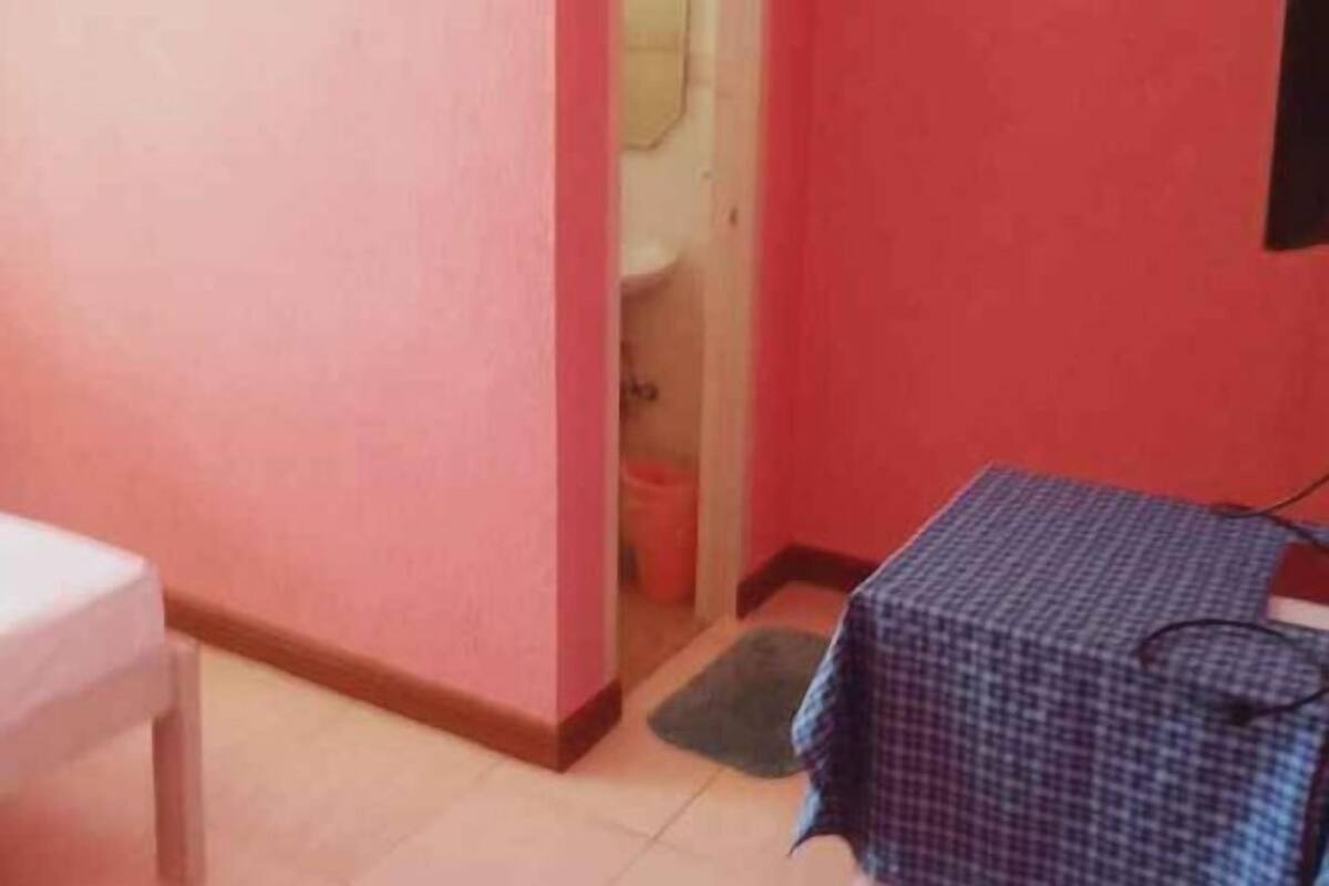 Escriptori, cortines opaques i habitacions insonoritzades