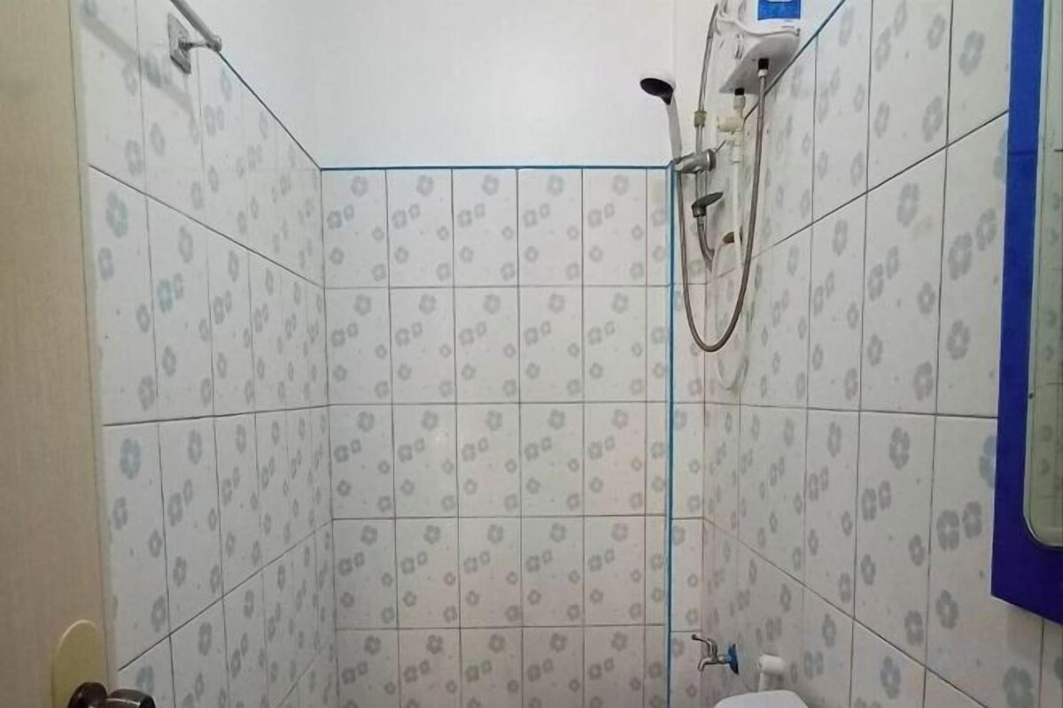 Shower, rainfall showerhead, free toiletries, towels