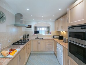 Fridge, dishwasher, cookware/dishes/utensils - Surf and Sand (St Ives)