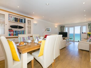 Fridge, dishwasher, cookware/dishes/utensils - Surf and Sand (St Ives)