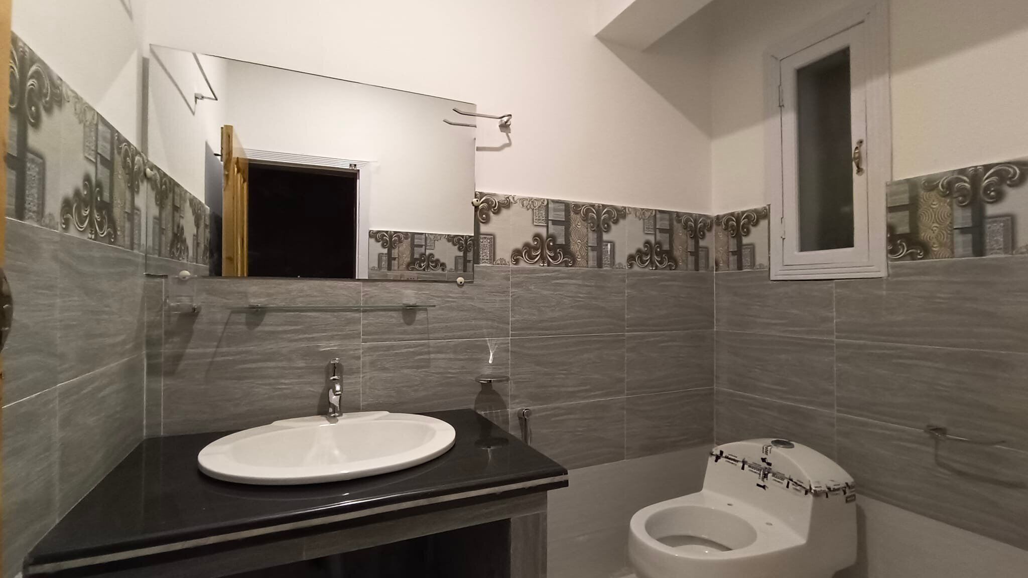 Deluxe Double Room | Bathroom | Rainfall showerhead, towels