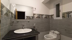 Chambre Double Deluxe | Salle de bain | Douche à « effet pluie », serviettes fournies